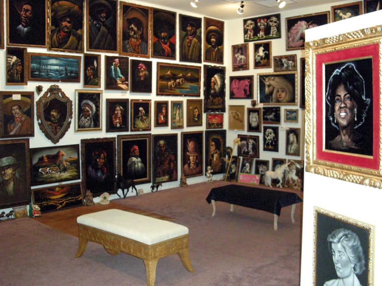 The Velveteria, a museum dedicated to velvet paintings, opened in 2005. The gallery can display up to 350 paintings, but the entire collection exceeds 1,000 items.